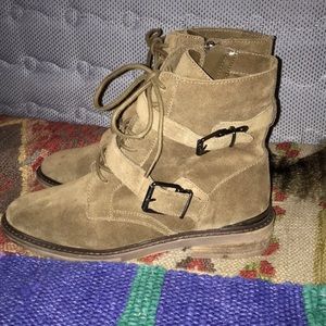 Super cute Vince Camuto boots size 9!